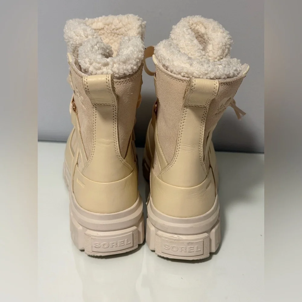 Sorel Women's Cream and Tan Winter Boots
